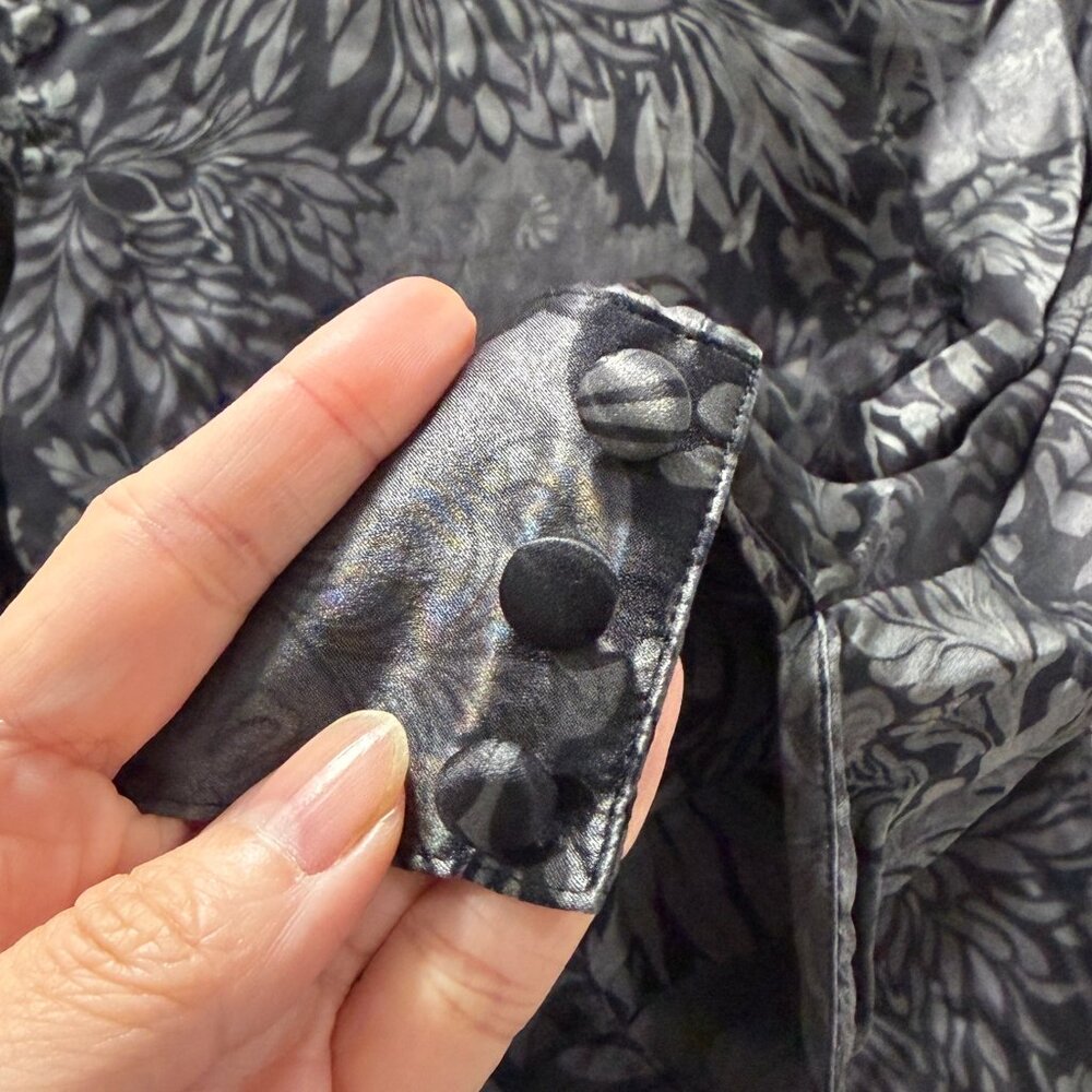 Dark floral button-up blouse in 100% Silk - Picture 3 of 3